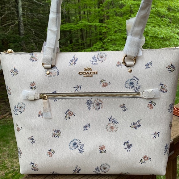 Coach Handbags - Authentic Coach coated canvas/Leather zip tote🌿🌼